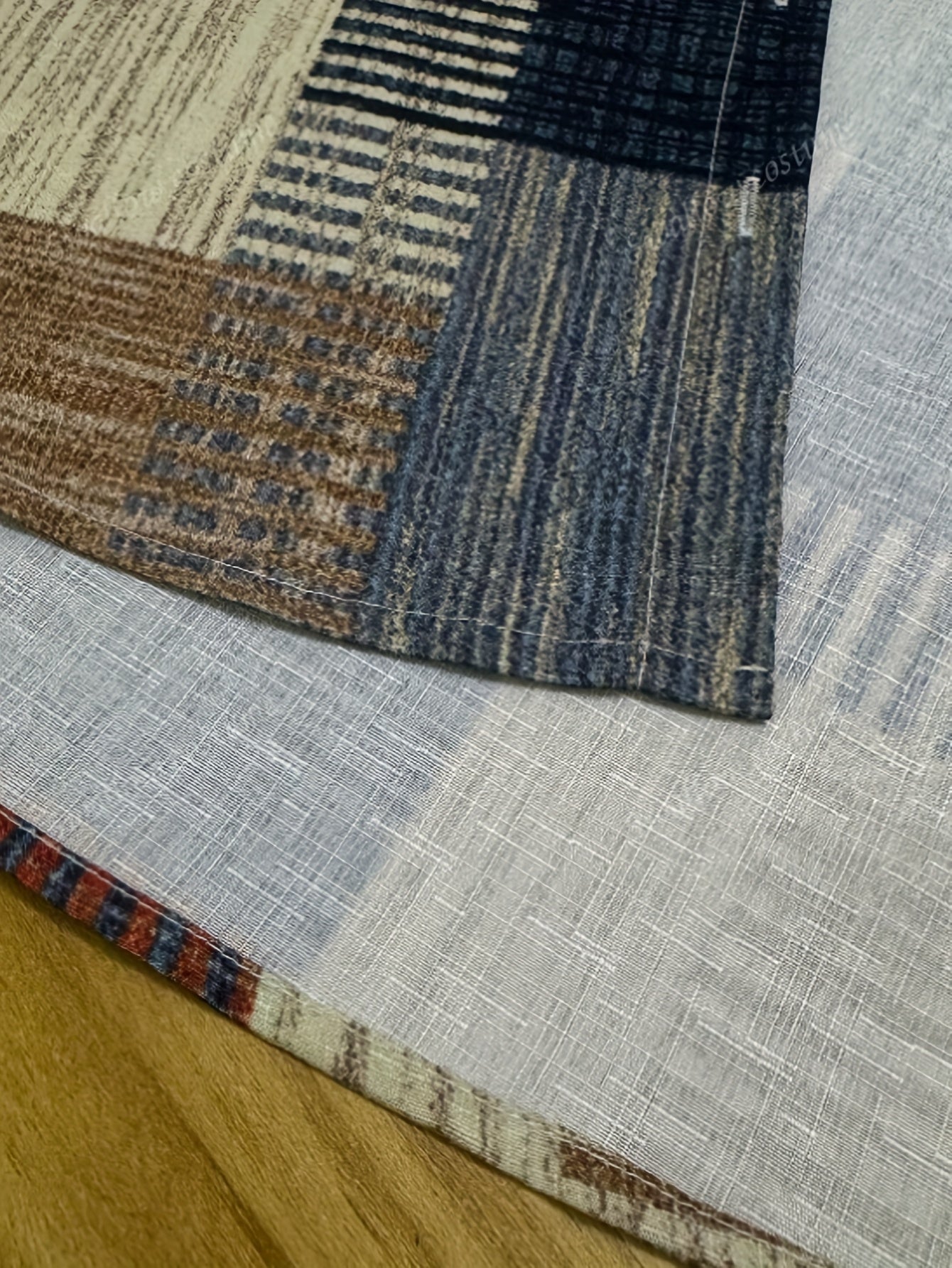 Bjørks™ | Skjortebluse med jordnære toner og grafisk mønster