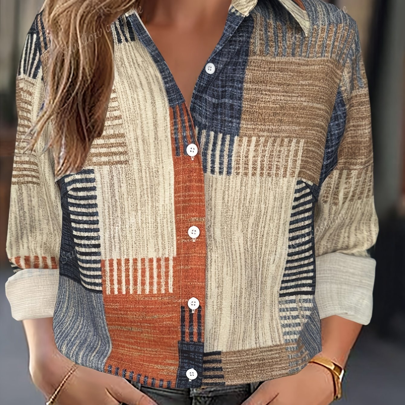 Bjørks™ | Skjortebluse med jordnære toner og grafisk mønster