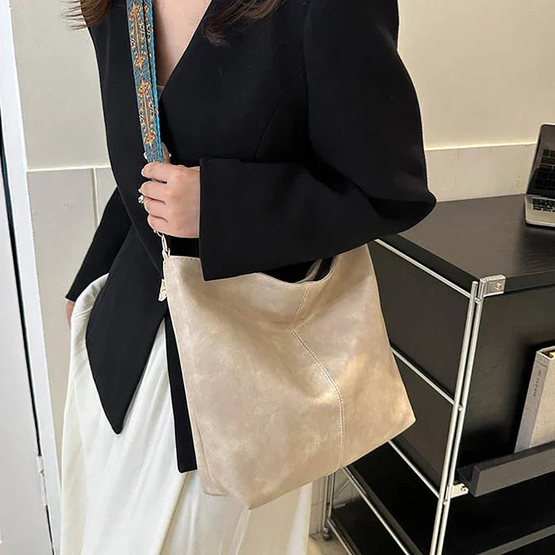 Bjørks™ | Klassisk skulderveske med justerbar mønstrete stropp